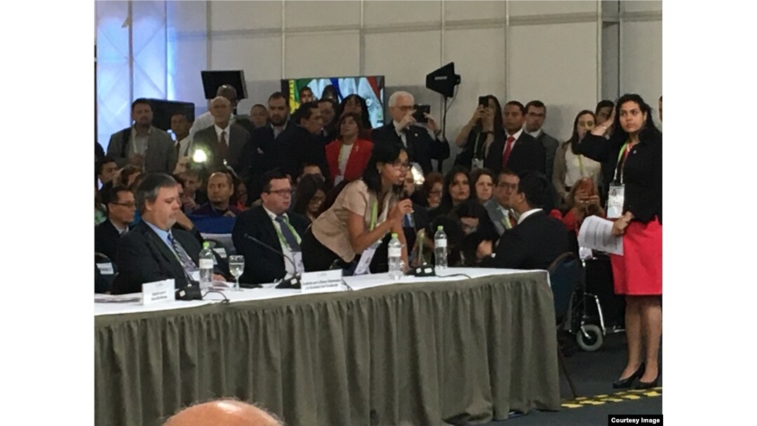 La vocera de la Coalición cubana, Mirtia Brossard interrumpe discurso de presidente de la OEA en Cumbre de Lima, Perú.