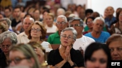  Decenas de personas asisten a una misa celebrada hoy, martes 22 de mayo de 2018, en la Catedral de la ciudad de Holguín (Cuba), en homenaje a las personas fallecidas en el desastre aéreo del pasado viernes en La Habana. Las causas del accidente aéreo que