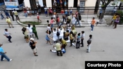Mujeres uniformadas arrestan con violencia a Damas de Blanco en Lawton, La Habana, el 25 de septiembre de 2016. (Archivo Angel Moya.