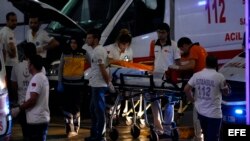 Médicos ayudan a los heridos tras el atentado perpetrado en el mayor aeropuerto de Estambul.