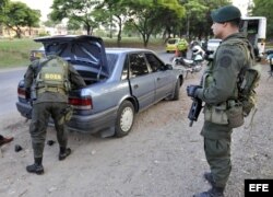 Miembros de la Unidades de la Policía Nacional Colombiana realizan retenes y requisas. Foto de archivo.