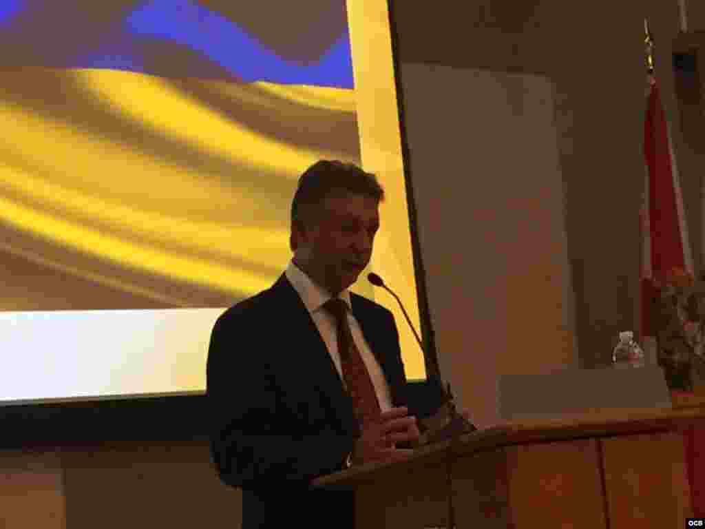El embajador ucraniano responde preguntas de los estudiantes.