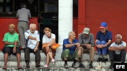 Un grupo de ancianos conversa en la puerta de una bodega en La Habana. (Archivo)