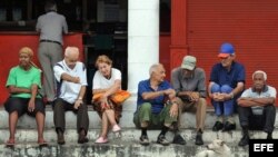 Un grupo de ancianos conversa en la puerta de una bodega en La Habana. Los jubilados y los que reciben asistencia social no verán aumentos en sus ingresos (Archivo).