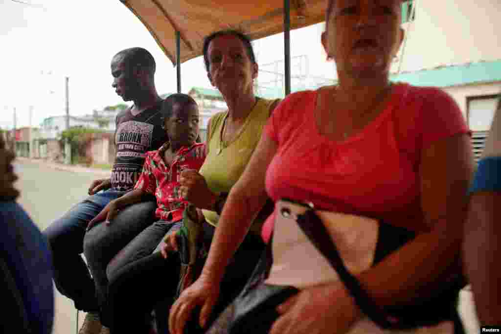 Pasajeros se trasladan en un coche tirado por caballos. La tracci&#243;n animal suple en Cuba la falta de combustible. (REUTERS/Alexandre Meneghini)