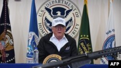 El presidente Donald Trump habla durante su visita a la estación de patrulla fronteriza de McAllen, en Texas. 