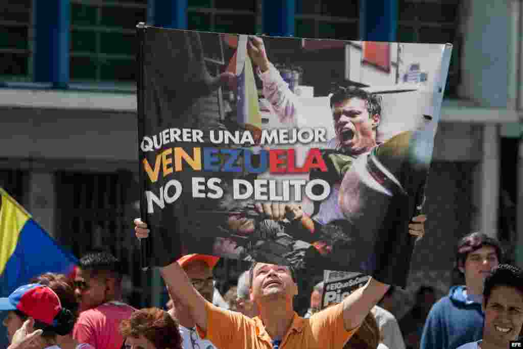 Un hombre sostiene un afiche del líder opositor venezolano Leopoldo López hoy, viernes 4 de septiembre de 2015, afuera del Palacio de Justicia en Caracas. EFE