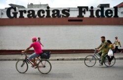 Cubanos se trasladan largas distancias en bicicleta a falta de transporte público. (YAMIL LAGE / AFP)