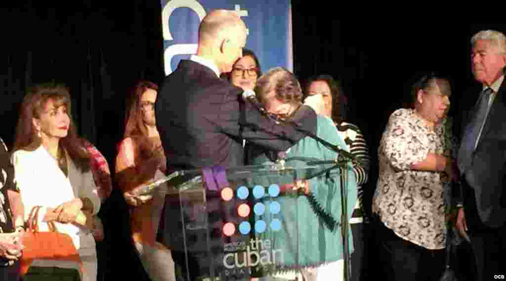 El gobernador de la Florida, Rick Scott, coloca en el cuello de la exprisionera política Cary Roque, la Medalla de la Libertad por su dedicación a la causa cubana. &nbsp;