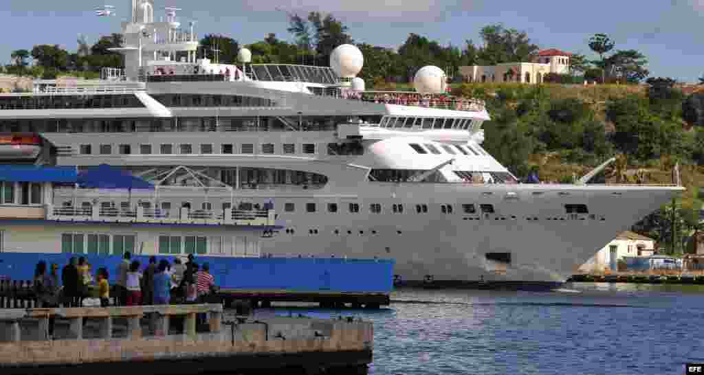 Cubanos le toman fotos al buque Gemini, de la compañía española Happy Cruises. EFE