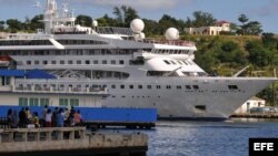 Cubanos le toman fotos al buque Gemini, de la compañía española Happy Cruises. 