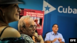 El expresidente del parlamento cubano, Ricardo Alarcón de Quesada (c), asiste a una "videoconferencia" con enlace entre La Habana y Washington, en la que participó René González (d), uno de los cubanos condenados por espionaje en EEUU.
