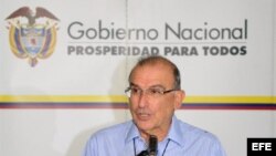 Humberto de la Calle, lee un comunicado hoy, domingo 28 de julio de 2013, en el Palacio de Convenciones de La Habana (Cuba).