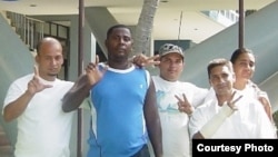  En esta foto de archivo, Raumel Vinajera,con camiseta azul, junto a activistas de derechos humanos. 