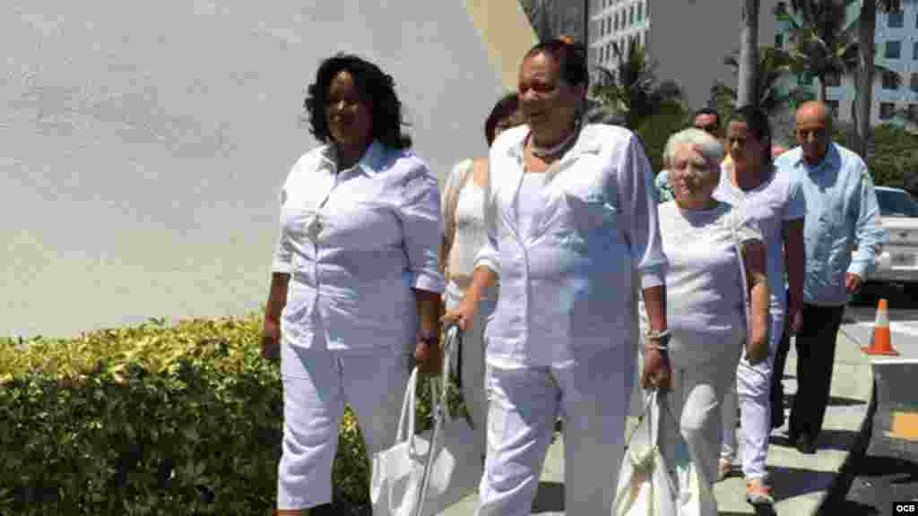 Damas de Blanco en el exilio en su caminata simbólica