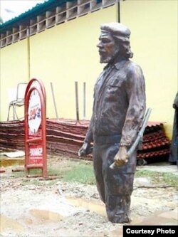 Estatua sin botas del Che en los patios de Fundaimagen, en San Carlos, estado Cojedes.