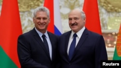 Alexander Lukashenko y Miguel Díaz-Canel en Minsk en octubre de 2019. Sergei Grits/Pool via REUTERS