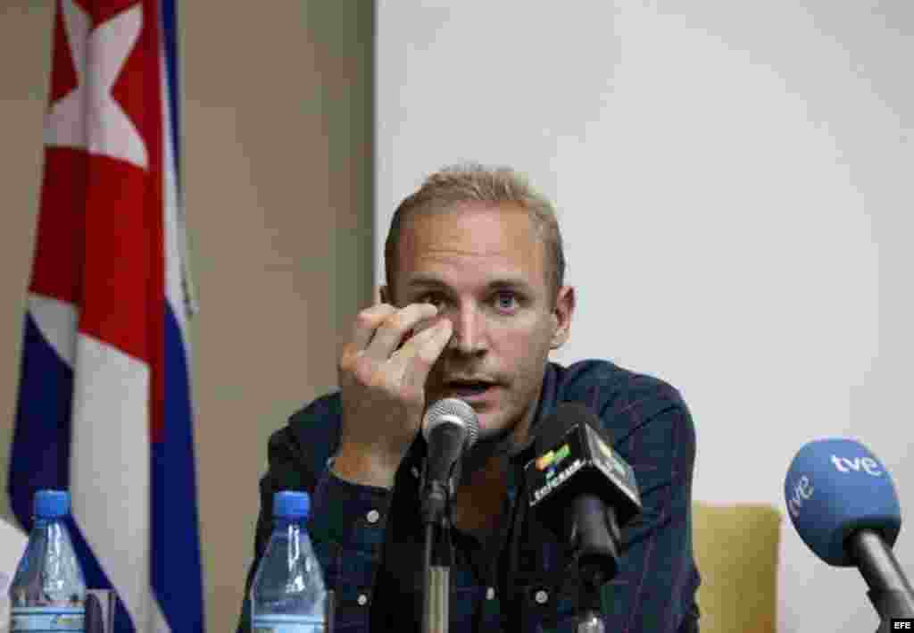 El sueco Jens Aron Modig (c), retenido en Cuba tras el accidente en el que murió Oswaldo Payá, compareció en rueda de prensa el 30 de julio de 2012, en La Habana (Cuba).