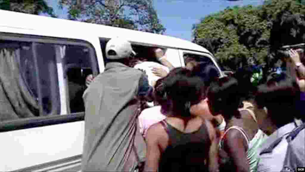 Damas de Blanco son obligadas a entrar a un auto por agentes de la seguridad del estado (foto tomada de video)