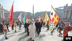 El papa Francisco atraviesa el pasillo formado por miembros de la guardia de honor a su llegada a la Basílica de San Pedro para su tradicional audiencia general de los miércoles, en la Ciudad del Vaticano. Archivo.