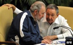 Fotografía de archivo de los hermanos Fidel y Raúl Castro.