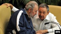 Fotografía de archivo de los hermanos Fidel y Raúl Castro.