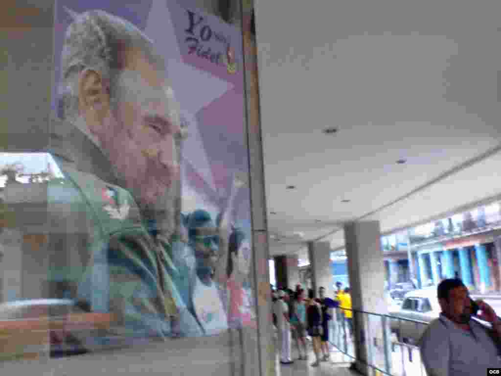 Calle Infanta, en Centro Habana, con una foto de Fidel Castro en la vitrina.