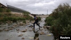 Migrantes cruzan por el Río Bravo.