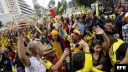 Un grupo de personas celebra el segundo gol de Colombia frente a Grecia el sábado 14 de junio de 2014, en Bogotá (Colombia).