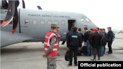 Los cubanos a punto de abordar el avión que los devuelve a Cuba. Foto Fuerza Aérea Colombiana.