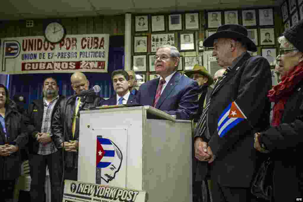 Bob Menéndez, de origen cubano, habla junto a miembros de la Unión De Expresos Políticos Cubanos de Nueva Jersey, como reacción a la muerte del líder cubano Fidel Castro