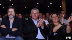 El vicepresidente cubano Miguel Díaz-Canel (c), junto con su esposa y el asesor Abel Prieto (i) participan hoy, jueves 5 de diciembre de 2013, en la inauguración del 35 Festival Internacional del Nuevo Cine Latinoamericano de La Habana (Cuba). El jurado e