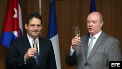 El secretario de Comercio y Turismo de Francia, Matthias Felk (i), y el ministro de Comercio Exterior de Cuba, Rodrigo Malmierca.