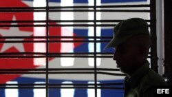 Un militar cubano custodia un pasillo de la prisión Combinado del Este, en La Habana. (Archivo)