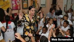 La foto de Katy Perry con los niños de La Colmenita, publicada por el diario oficial "Granma".