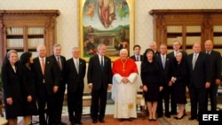 El papa Benedicto XVI junto a George W. Bush (c-izda) y su esposa, Laura Bush.