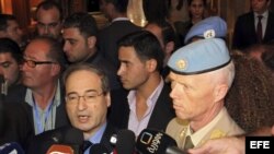 A la izquierda el viceministro de Exteriores sirio, Faisal Mekdad, y el jefe de la misión de observadores de la ONU desplegados en Siria (UNSMIS), el general noruego Robert Mood a la derecha, atienden a la prensa tras mantener una reunión en Damasco, Siri