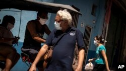 Residentes en La Habana Vieja usan máscaras como precaución ante la pandemia de coronavirus. (AP/Ramon Espinosa)