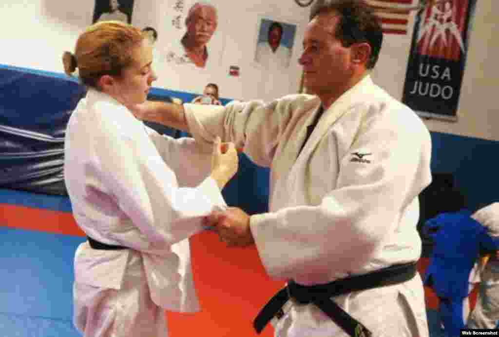 Angélica Delgado (i) entrenando con su padre, Miguel Delgado. La judoca cubano-americana representa a EEUU en los Juegos Olímpicos de Río de Janeiro.