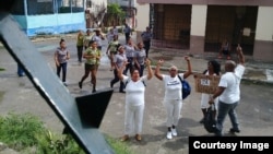 Damas de blanco, al momento de ser arrestadas el domingo 12 de agosto de 2018. (CORTESIA DAMAS DE BLANCO).