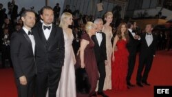 Los actores estadounidenses Leonardo DiCaprio (2d) y Tobey Maguire (izda) posan junto a otros actores de reparto a su llegada a la proyección de la película "El Gran Gatsby", durante la ceremonia de inauguración del Festival de Cannes, Francia, el 15 de m