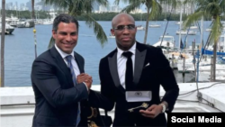 Francis Suárez, alcalde de Miami, (izq.) reconoce al boxeador cubano Yordenis Ugás. Tomado de Instagram @yordenis_ugas