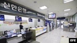 Sucursal del banco Shinhan permanece vacío durante un día en el que la red informática del banco se ha congelado en Incheon (Corea del Sur). 