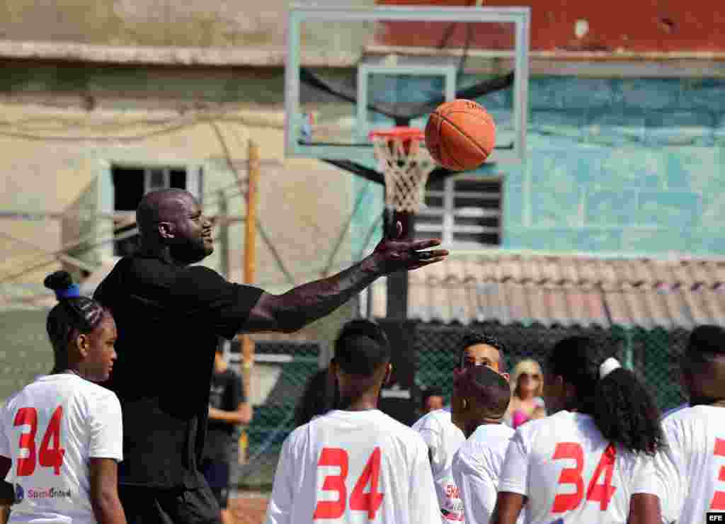 Shaquille O'Neal, quien jugó durante 19 temporadas en distintos equipos de la NBA, participa en un taller en La Habana con niños y jóvenes jugadores de baloncesto.