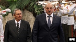 Alexandr Lukashenko (d), y su homólogo cubano, Raúl Castro (i) en La Habana en junio del 2012.
