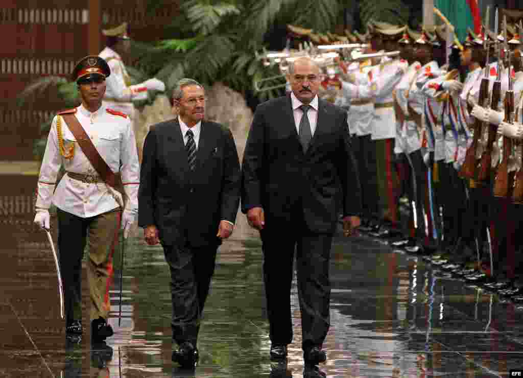 Alexandr Lukashenko (c), y su homólogo cubano, Raúl Castro (2i). 