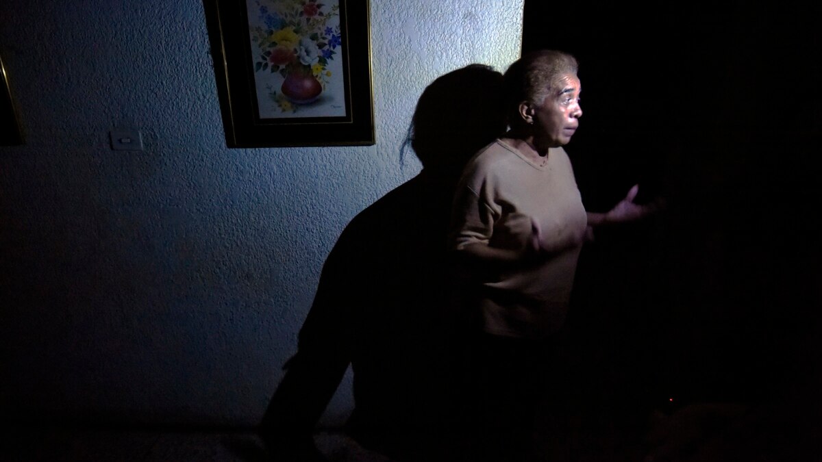 Venezolanos siguen agobiados por falta de electricidad a un mes de los  apagones