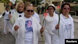 Laura Pollán (izquierda) junto a otras Damas de Blanco durante una protesta frente al Combinado del Este, en La Habana. (REUTERS/Desmond Boylan/Archivo)