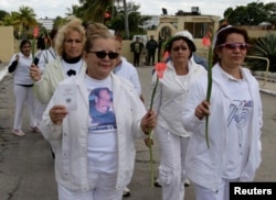 Laura Pollán junto a otras Damas de Blanco durante una protesta frente al Combinado del Este, en La Habana. (REUTERS/Desmond Boylan/Archivo)
