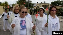 Laura Pollán junto a otras Damas de Blanco durante una protesta frente al Combinado del Este, en La Habana. (REUTERS/Desmond Boylan/Archivo)